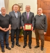,,Kiedy pomagamy innym, pomagamy sobie, ponieważ wszelkie dobro, które dajemy, zatacza koło i wraca do nas” – wręczenie pamiątkowych ryngrafów Staroście Powiatu Wrzesińskiego oraz Burmistrzowi Wrześni przez przedstawicieli ROD powiatu wrzesińskiego ,,Kiedy pomagamy innym, pomagamy sobie, ponieważ wszelkie dobro, które dajemy, zatacza koło i wraca do nas” – wręczenie pamiątkowych ryngrafów Staroście Powiatu Wrzesińskiego oraz Burmistrzowi Wrześni przez przedstawicieli ROD powiatu wrzesińskiego